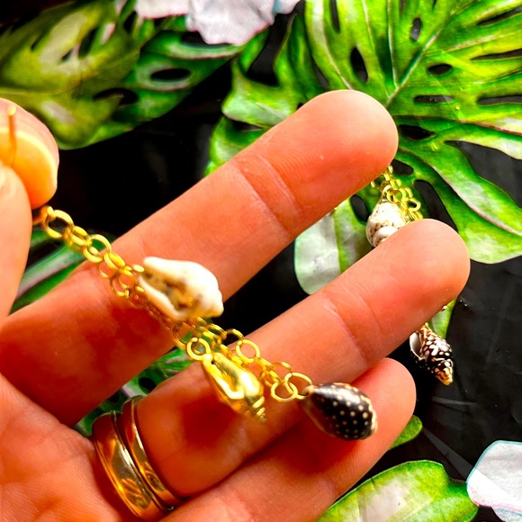 14k Hawaii Gold shell 🐚 earrings - Picture 3 of 3